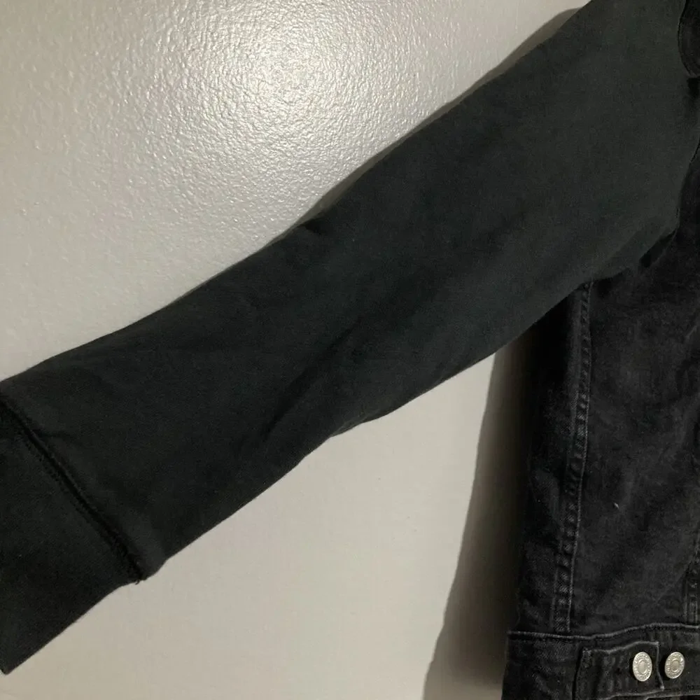 Levis excellent see